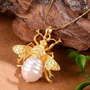 Pearl Abdomen Bee~ Striated Rippled Tomenta Bumblebee Honeybee 3D Steel Necklace